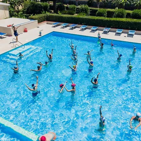 מלון Villaggio Torre Ruffa 4*